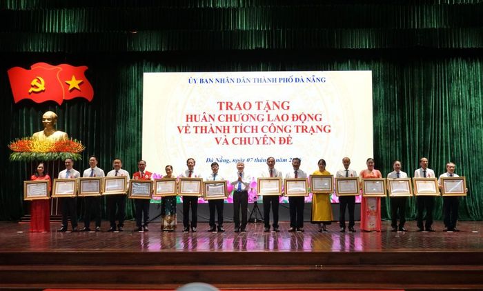 Các cá nhân nhận Huân chương Lao động về thành tích công trạng và chuyên đề.