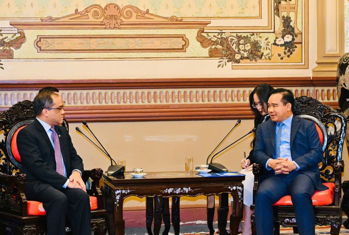  Chủ tịch UBND TPHCM Nguyễn Văn Được tiếp Đại sứ Philippines tại Việt Nam Francisco Noel R. Fernandez III. Ảnh: VIỆT DŨNG 