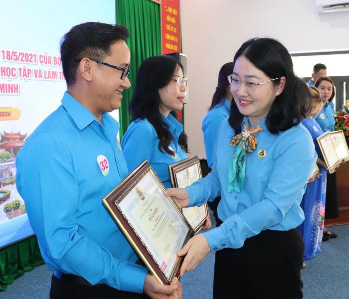  Phó Chủ tịch LĐLĐ TPHCM Nguyễn Kim Loan trao bằng khen đến tập thể tiêu biểu 
