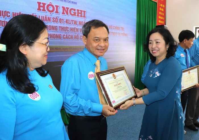  Đồng chí Thái Thu Xương trao bằng khen đến tập thể tiêu biểu 