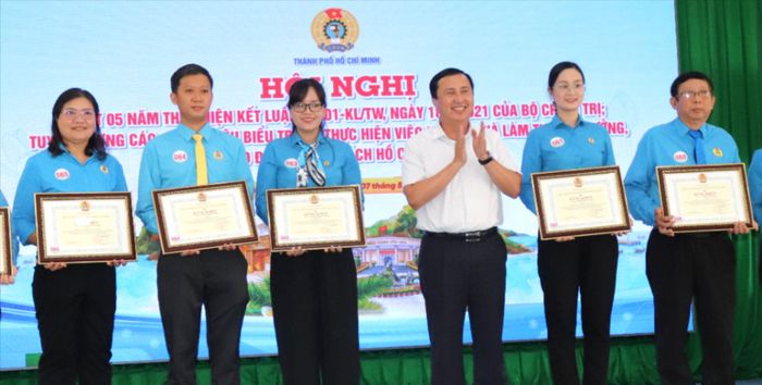  Bí thư đặc khu Côn Đảo Lê Hoàng Hải chúc mừng các tập thể, cá nhân 