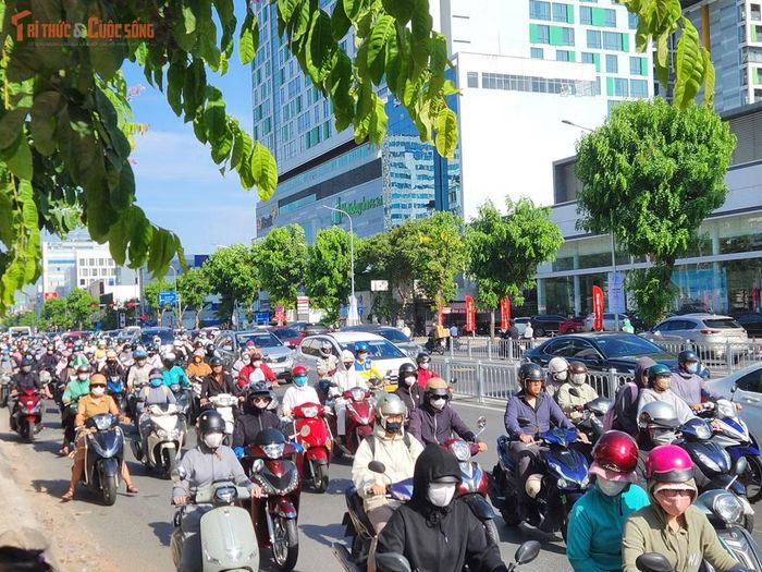 Sau thời gian tháo dỡ dải phân cách cứng, tuyến đường Cộng Hòa (phường Tân Bình, TP HCM), đoạn từ đường Trường Chinh đến đường Út Tịch đã thay đổi rõ rệt về tình hình giao thông.