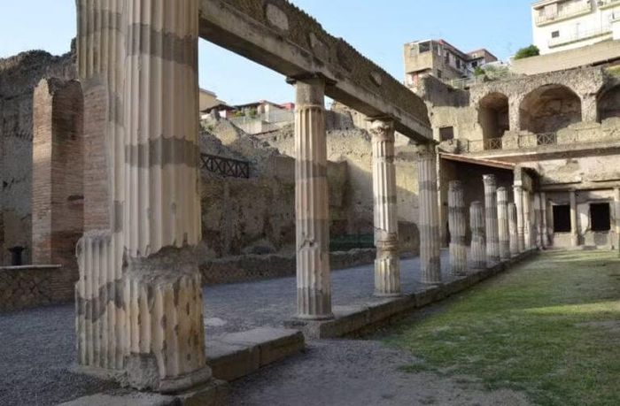 Tàn tích một số công trình hàng ngàn tuổi ở Herculaneum. Ảnh: Carole Raddato/World History Encyclopedia.
