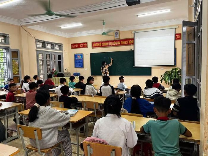Do thiếu giáo viên tiếng Anh nên nhiều người vẫn phải dạy tăng hàng trăm tiết mỗi năm học.