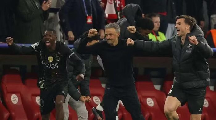 HLV Luis Enrique (giữa) vui mừng sau trận PSG hòa Bayern Munich 1-1 ở lượt về bán kết, qua đó đi tiếp với tổng tỷ số 6-5, để lần thứ hai liên tiếp vào chung kết Champions League.