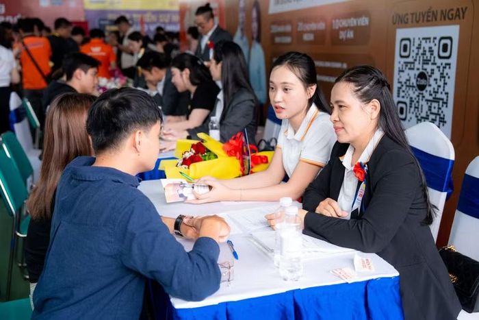 Sinh viên tìm hiểu thông tin về cơ hội việc làm trong khuôn khổ HUTECH Job Fair. Ảnh: NTCC.
