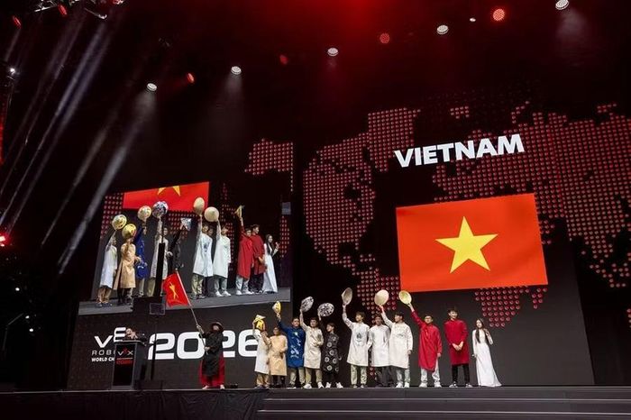 Học sinh LSTS tham gia diễu hành khai mạc cùng đại diện các đội Việt Nam