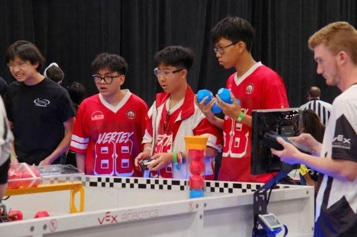 Team 50922S – LSTS Vertex thi đấu và hoàn thiện chiến thuật tại VEX Worlds 2026.