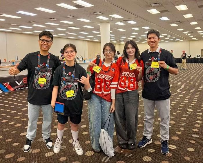 Giáo viên và học sinh LSTS tham gia làm tình nguyện viên tại Vex Worlds 2026
