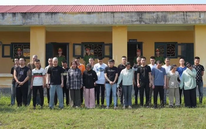 Nhóm lừa đảo bị công an bắt giữ. Ảnh: Quang Văn