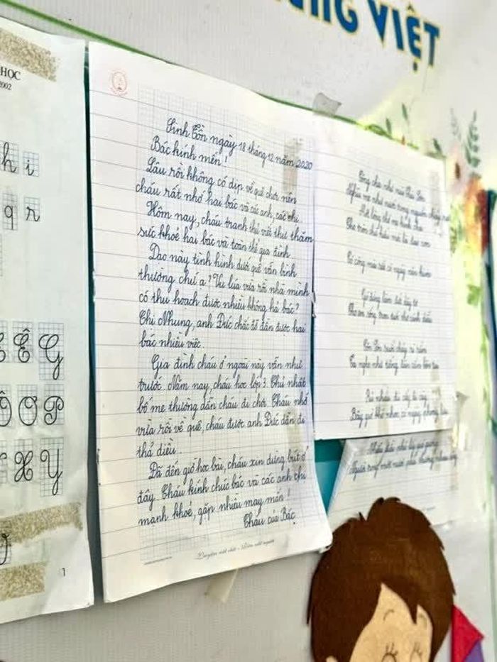 Nét chữ ngay ngắn được trưng bày trong lớp học đảo Sinh Tồn. (Ảnh: Minh Nguyệt)