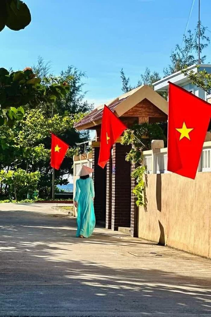 Ta vẫn có thể bắt gặp tà áo dài vẫn thướt tha nơi đảo xa. (Ảnh: Minh Nguyệt)