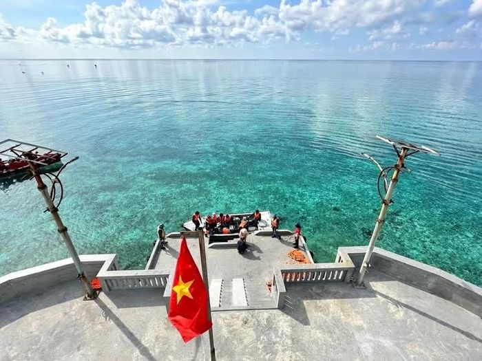 Cờ đỏ sao vàng tung bay giữa biển trời xanh ngắt. (Ảnh: Minh Nguyệt)