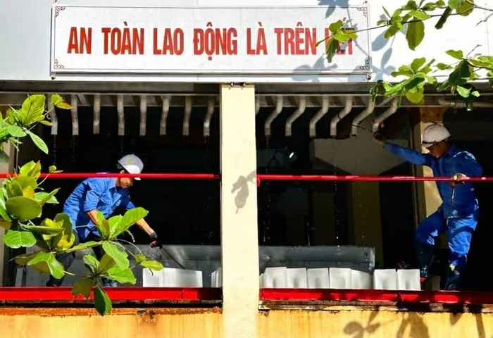 Người lao động tại Trung tâm dịch vụ hậu cần nghề cá Đảo Đá Tây. (Ảnh: Minh Nguyệt)