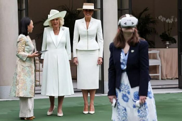 Đệ nhất Phu nhân Melania Trump và Hoàng hậu Camilla trong trang phục màu trắng xuất hiện trong một khung hình khi quan sát các học sinh sử dụng kính thông minh tích hợp trí tuệ nhân tạo và kính thực tế ảo tại sân quần vợt Nhà Trắng. (Nguồn: Getty Images)