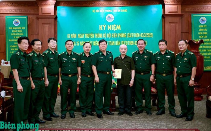 Đại tướng Phạm Văn Trà chụp ảnh lưu niệm cùng Ban Chỉ huy Bộ đội Biên phòng tỉnh An Giang. Ảnh: Tuấn Kiệt