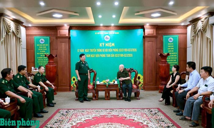 Đại tá Phạm Văn Thắng, Phó Chỉ huy trưởng Bộ Chỉ huy Quân sự tỉnh, Chỉ huy trưởng Ban Chỉ huy Bộ đội Biên phòng tỉnh An Giang báo cáo khái quát tình hình đơn vị với Đại tướng Phạm Văn Trà. Ảnh: Tuấn Kiệt