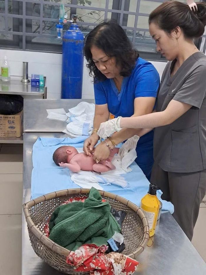 Nhân viên y tế chăm sóc cho cháu bé.