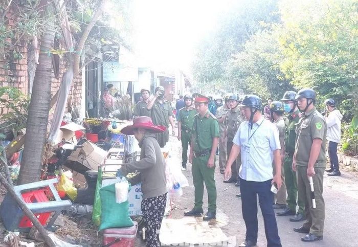 Lực lượng chức năng nhắc nhở người dân có hành vi lấn chiếm lòng đường, vỉa hè (ảnh: Hương Chi)