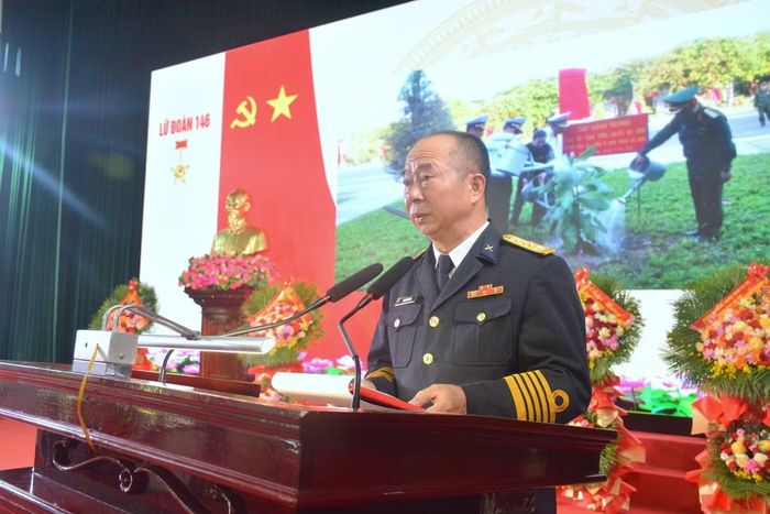 Đại tá Phạm Văn Thọ - Chính ủy Lữ đoàn 146, báo cáo thành tích của Lữ đoàn.
