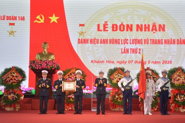 Tại buổi lễ, thừa ủy quyền của Chủ tịch nước, Tư lệnh Hải quân Trần Thanh Nghiêm trao danh hiệu Anh hùng Lực lượng vũ trang nhân dân lần thứ 2 tặng Lữ đoàn 146.