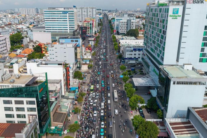 Là tuyến giao thông huyết mạch kết nối khu Tây Bắc với trung tâm TP HCM và sân bay Tân Sơn Nhất, đường Cộng Hòa nhiều năm qua luôn chịu áp lực lưu thông rất lớn, nhất là vào giờ cao điểm. Dù nút giao Cộng Hòa - Hoàng Hoa Thám đã được xây dựng cầu vượt, khu vực này vẫn thường xuyên ùn tắc do lưu lượng xe dày đặc và các dòng phương tiện giao cắt phức tạp. Phương án tổ chức giao thông mới được kỳ vọng sẽ giảm áp lực giao thông đáng kể cho trục đường vốn nhiều năm tắc nghẽn.