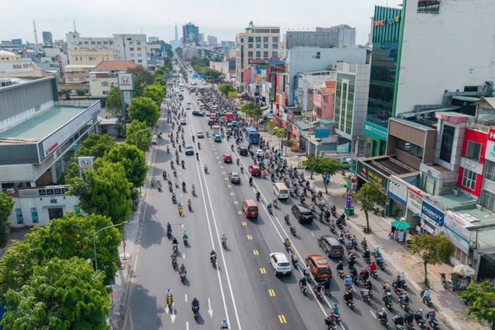 Việc tháo dỡ dải phân cách được xem là bước quan trọng để triển khai phương án phân làn giao thông linh hoạt theo từng khung giờ trong ngày.