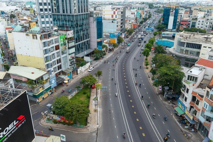 Sau khi dỡ bỏ dải phân cách cứng trên đường Cộng Hòa, đoạn từ đường Trường Chinh đến Út Tịch mặt đường được mở rộng thêm khoảng 3 m.