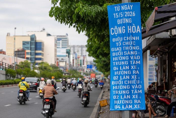 Từ ngày 15/5, đường Cộng Hòa sẽ áp dụng phương án phân làn linh hoạt. Cụ thể, vào buổi sáng, hướng từ An Sương vào trung tâm TP HCM được bố trí 4 làn xe, chiều ngược lại có 2 làn. Đến buổi chiều, phương án sẽ được điều chỉnh ngược lại, ưu tiên 4 làn cho hướng ra ngoài và 2 làn cho chiều vào trung tâm.