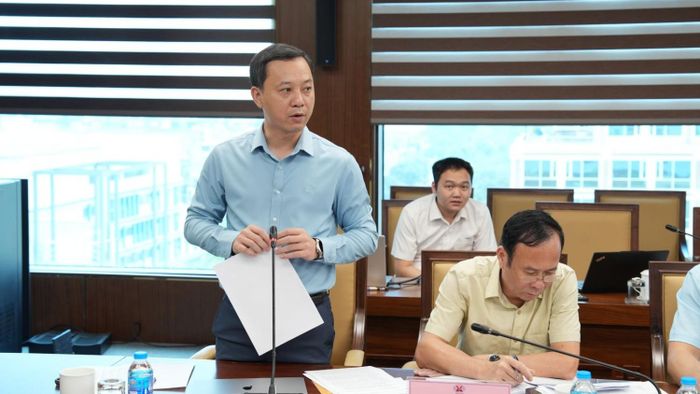 Trưởng ban Đầu tư Tập đoàn Đinh Trung Kiên trình bày báo cáo kết quả thực hiện công tác đầu tư tháng 4, nhiệm vụ tháng 5 và quý II/2026.