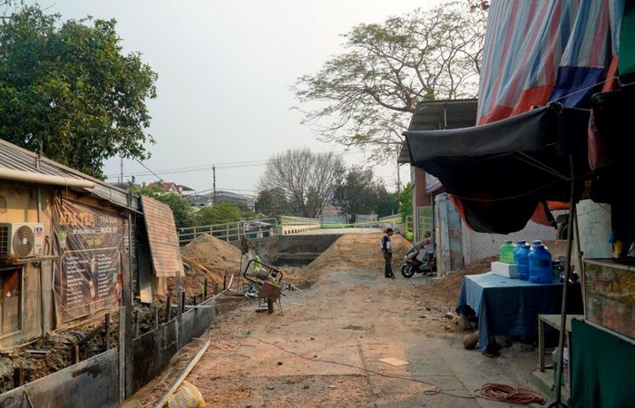 Khu vực mố M2 phía nam hướng ra đường Lê Duẩn vẫn dang dở.
