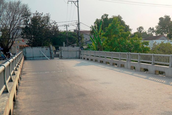 Lắp rào chắn bên phía mố cầu M1, kết nối đường Vạn Xuân – Phạm Thị Liên.
