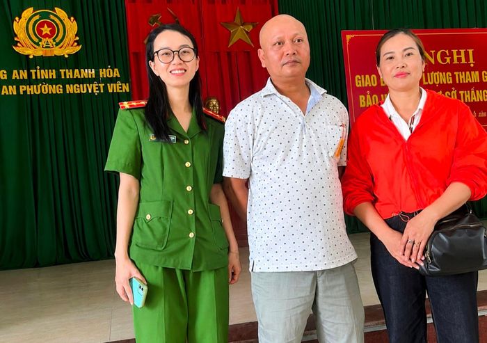Dưới sự chứng kiến của cơ quan Công an, anh Đỗ Trung Cương đã trao trả toàn bộ 500 triệu đồng cho chị Liên.