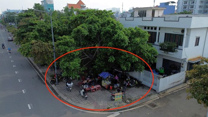 Chiếm dụng vỉa hè để buôn bán trên đường Tô Hiệu, phường Phú Thạnh, TP.HCM.