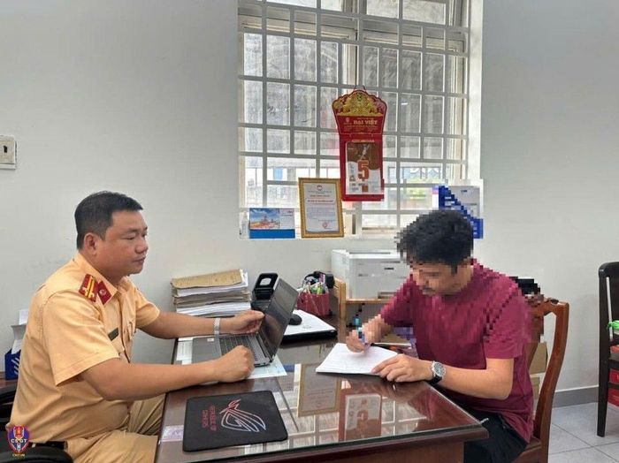 Phòng CSGT Công an TP.HCM lập biên bản xử phạt đối với ông H. về hành vi “Đi không đúng làn đường quy định”. Ảnh: Cục CSGT