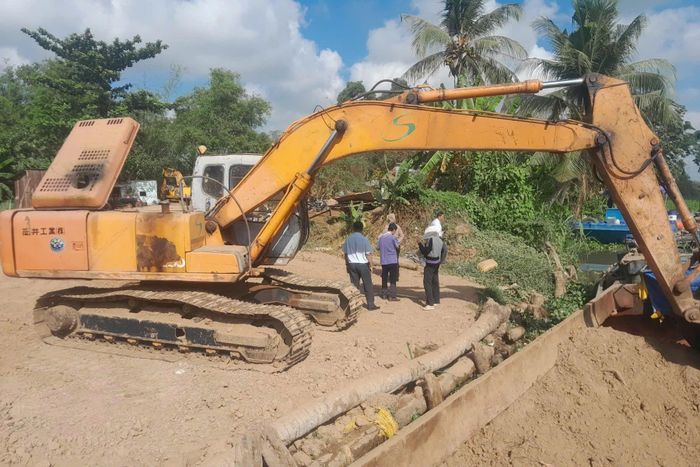 Phương tiện vận chuyển, tập kết đất sét trái phép của Công ty TNHH Dịch vụ xây dựng Ngọc Mạnh tại hiện trường.