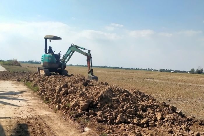 Xe cuốc của ông Thắng tại hiện trường.