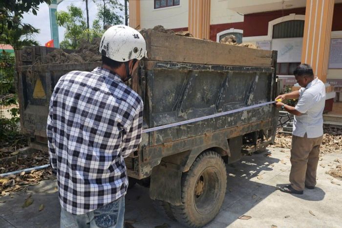 Lực lượng chức năng tạm giữ, đưa phương tiện vi phạm về trụ sở UBND phường Mỹ Xuyên để xử lý.