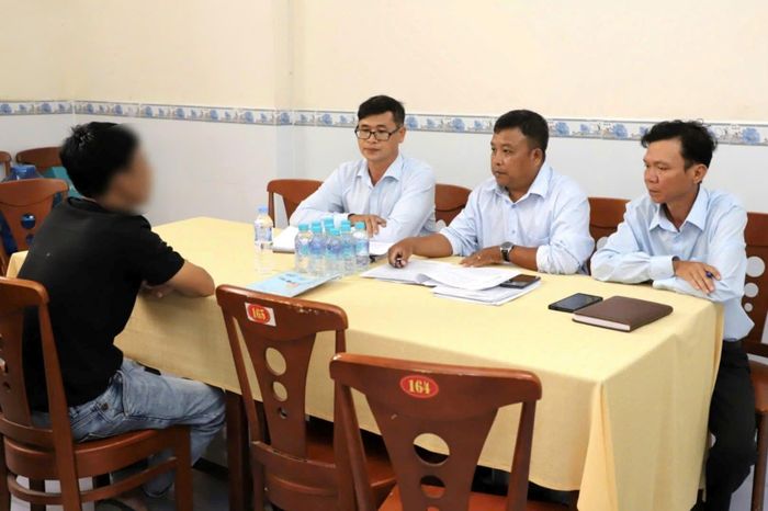 Cơ quan chức năng phường Mỹ Xuyên làm việc với ông Thắng.