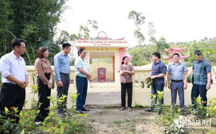  Lãnh đạo xã Quảng Tân thắp hương tại khu mộ Anh hùng LLVTND Lỷ A Coỏng, đồng thời khảo sát xây dựng “địa chỉ đỏ”. Ảnh: Mỹ Dung