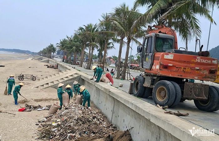 Hơn 100 tấn rác đã được đưa lên khỏi bãi biển. Ảnh: Lê Dương