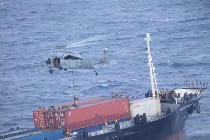 Binh sĩ Mỹ đổ bộ lên tàu hàng M/V Blue Star III cuối tháng 4/2026. Ảnh: CENTCOM