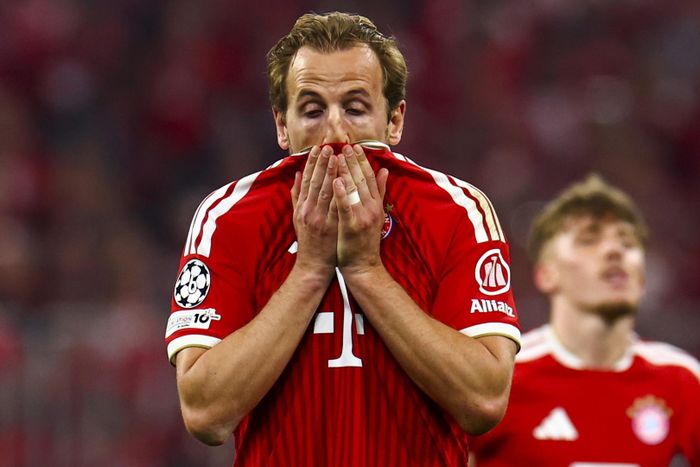 Harry Kane bật khóc sau khi Bayern bị loại. Ảnh: EPA