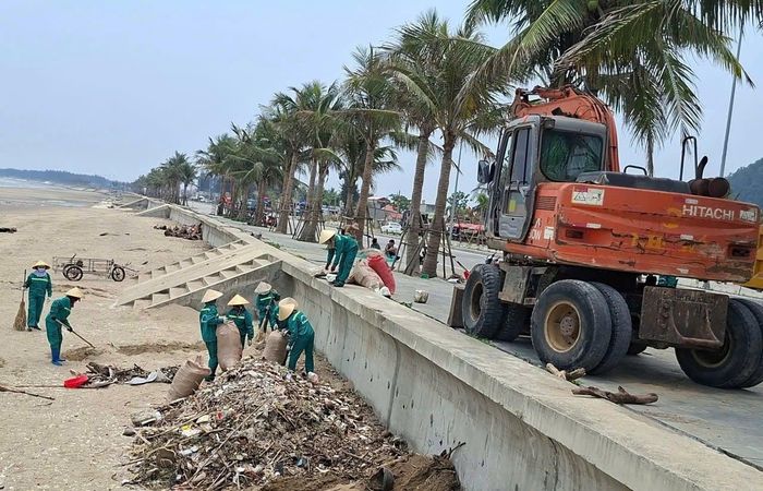Trong ngày 6/5, chính quyền địa phương đã huy động lực lượng, phương tiện dọn dẹp hàng chục tấn rác tại bãi biển Hải Tiến