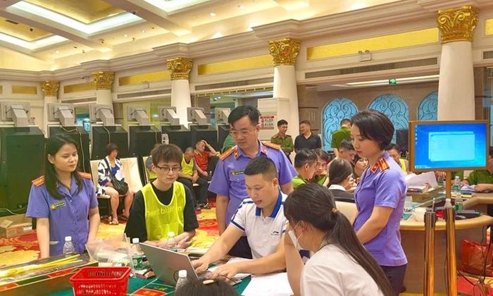  Kiểm sát viên phối hợp với lực lượng Công an làm rõ phương thức thủ đoạn đánh bạc. Ảnh: VKS