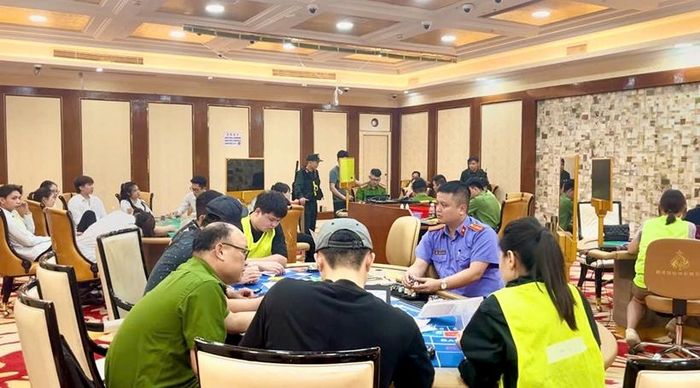  Kiểm sát viên phối hợp với lực lượng Công an làm rõ phương thức thủ đoạn đánh bạc. Ảnh: VKS