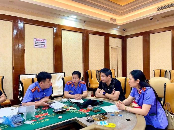  Lực lượng chức năng phối hợp đánh giá, chỉ đạo hoạt động thu thập chứng cứ tại khu vui chơi giải trí. Ảnh: VKS