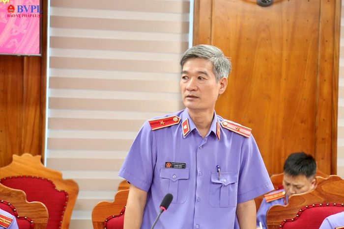  Đồng chí Lê Đức Tùng, Phó Viện trưởng VKSND tỉnh Thanh Hóa chủ trì thảo luận.