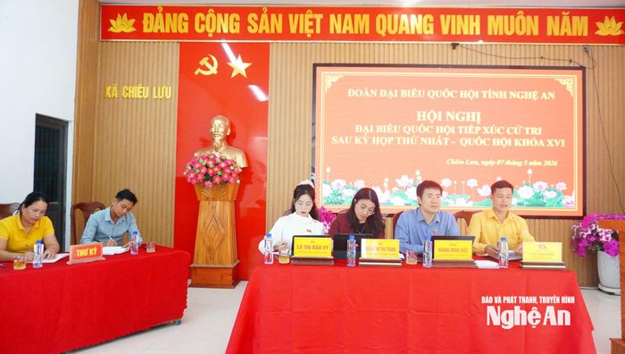Các ĐBQH tỉnh Nghệ An tiếp xúc cử tri xã Chiêu Lưu. Ảnh: Phan Trung Tú