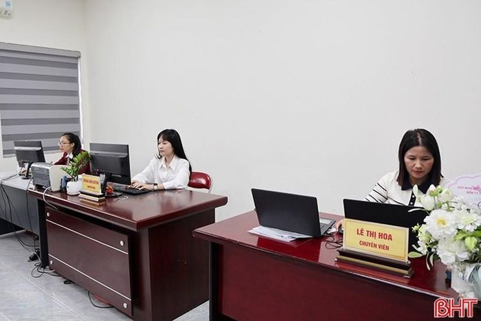 Cán bộ Sở Nội vụ Hà Tĩnh tiếp nhận và rà soát các hồ sơ, đảm bảo đúng đối tượng.